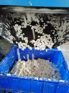 新鮮山藥手工削皮，制片